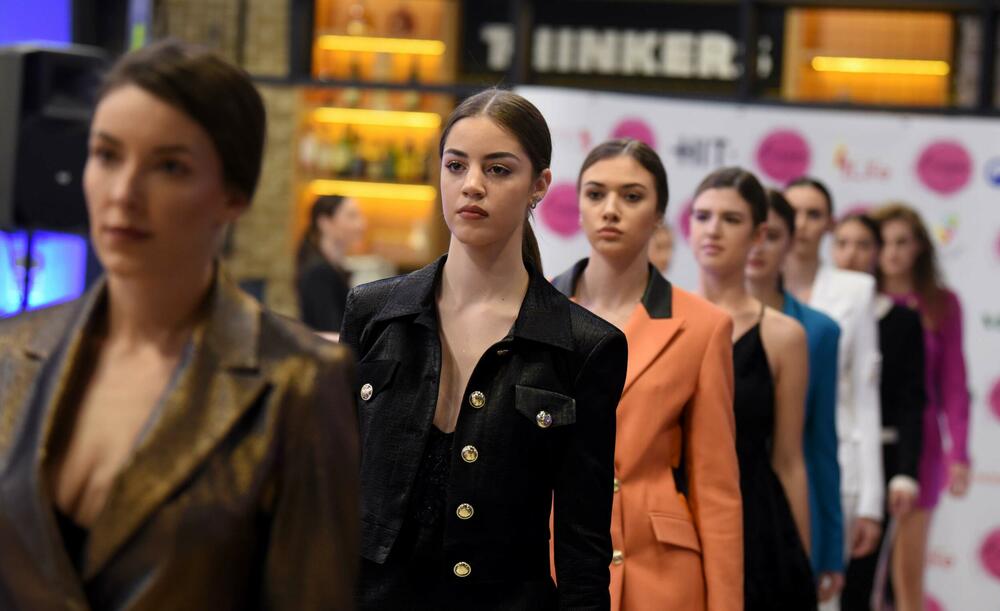 <p>Sinoć održan prvi Bazar Fashion Show, kKdizajnerke Tijana Perović, Azemina Gluščević i Anja Radulović</p>