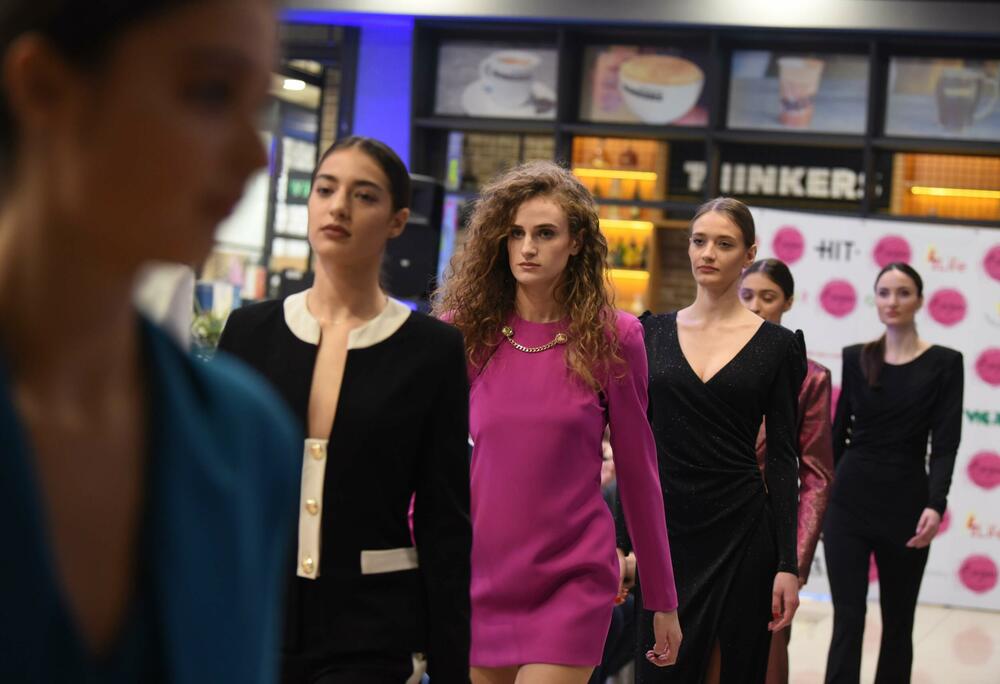 <p>Sinoć održan prvi Bazar Fashion Show, kKdizajnerke Tijana Perović, Azemina Gluščević i Anja Radulović</p>