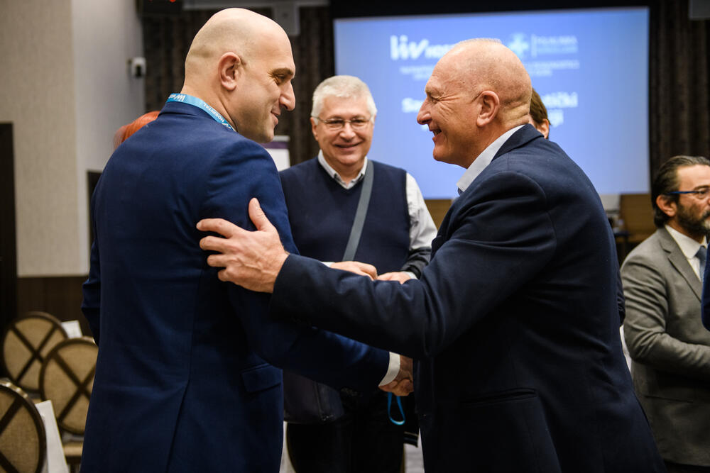 <p>Klinike specijalizovane za transplantaciju, praćenje i liječenje onkoloških pacijenata, robotska hirurgija, komplikovane operativne zahvate najtežih deformiteta kičme, abdominalna hirurgija samo su neke od grana po kojima je Liv poznat</p>