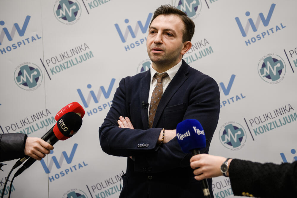 <p>Klinike specijalizovane za transplantaciju, praćenje i liječenje onkoloških pacijenata, robotska hirurgija, komplikovane operativne zahvate najtežih deformiteta kičme, abdominalna hirurgija samo su neke od grana po kojima je Liv poznat</p>