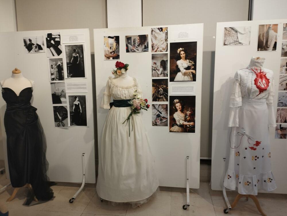 <p>Ilustracija kostima likova iz romana Agate Kristi “Ubistvo u Orijent ekspresu” i “San ljetnje noći”, koju je mentorisala Ana Vasiljević Čelar, čini jednu cjelinu ove izložbe, dok drugu cjelinu čine rekonstruisni istorijski kostimi sa poznatih umjetničkih slika i filmova pod mentorstvom Marije Stanković</p>