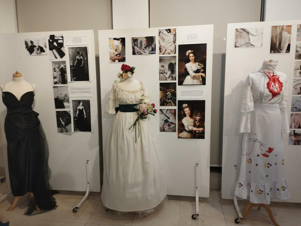 <p>Ilustracija kostima likova iz romana Agate Kristi “Ubistvo u Orijent ekspresu” i “San ljetnje noći”, koju je mentorisala Ana Vasiljević Čelar, čini jednu cjelinu ove izložbe, dok drugu cjelinu čine rekonstruisni istorijski kostimi sa poznatih umjetničkih slika i filmova pod mentorstvom Marije Stanković</p>