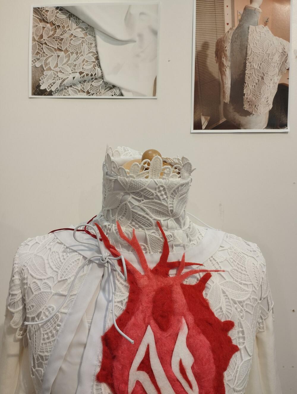 <p>Ilustracija kostima likova iz romana Agate Kristi “Ubistvo u Orijent ekspresu” i “San ljetnje noći”, koju je mentorisala Ana Vasiljević Čelar, čini jednu cjelinu ove izložbe, dok drugu cjelinu čine rekonstruisni istorijski kostimi sa poznatih umjetničkih slika i filmova pod mentorstvom Marije Stanković</p>