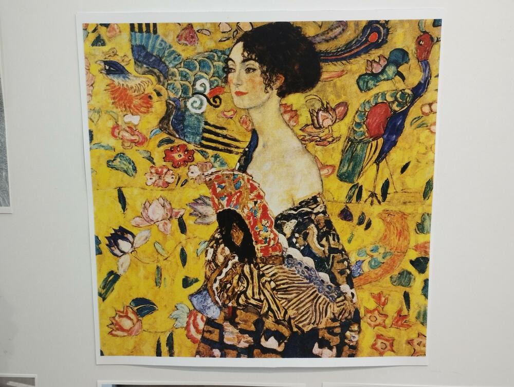 <p>Ilustracija kostima likova iz romana Agate Kristi “Ubistvo u Orijent ekspresu” i “San ljetnje noći”, koju je mentorisala Ana Vasiljević Čelar, čini jednu cjelinu ove izložbe, dok drugu cjelinu čine rekonstruisni istorijski kostimi sa poznatih umjetničkih slika i filmova pod mentorstvom Marije Stanković</p>