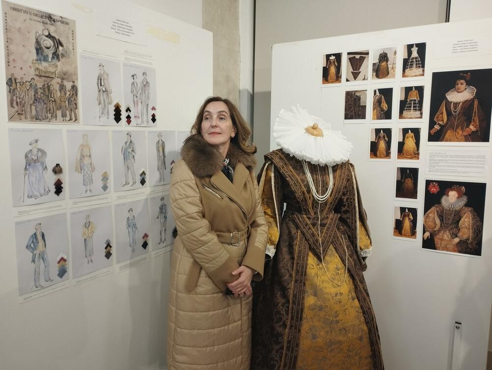 Nada Vemić i njen kostim i ilustracije na izložbi