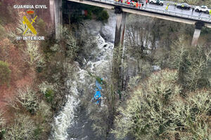 Šest osoba poginulo nakon što je autobus pao sa mosta u rijeku...