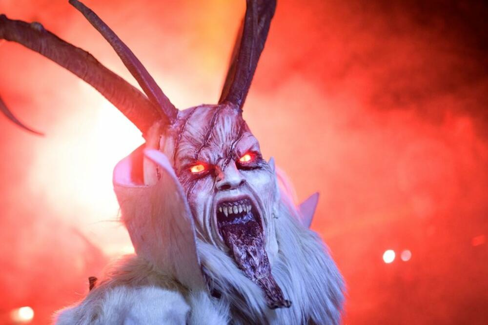 U folkloru nekih evropskih zemalja postoji suprotnost Djeda Mraza, demonski Krampus, koji kažnjava djecu koja se loše ponašaju, Foto: AFP