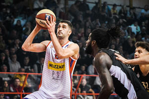 Mornar doveo beka, Đoković stigao iz Čačka