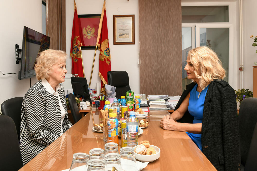 <p>"Ona je istakla da praznici dodatno ukazuju na potrebu stalne brige o onima kojima je to najneophodnije i naglasila da u kontinuitetu moramo raditi kao društvo da budemo odgovorniji, bolji, solidarniji i pažljiviji"</p>