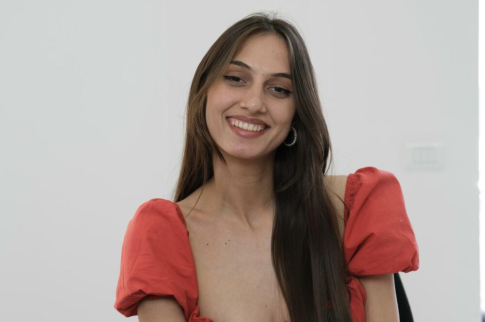 Hajrizaj je novinarka na prvom romskom portalu u Crnoj Gori RomaNet