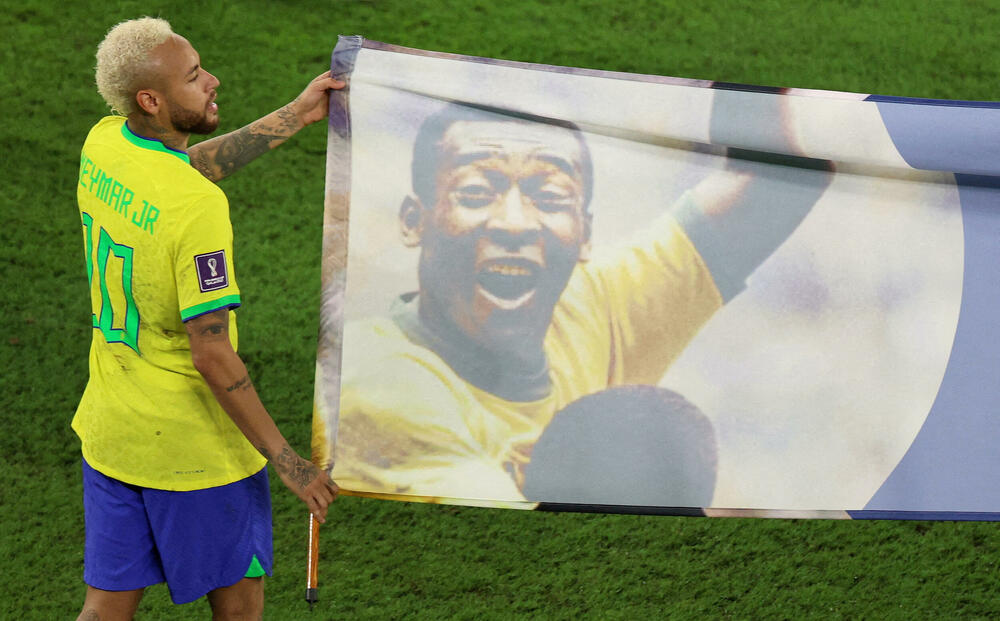 <p>Večeras je u 83. godini preminuo Pele, čuveni Brazilac, trostruki prvak svijeta, jedan od najvećih fudbalera u istoriji.</p>
