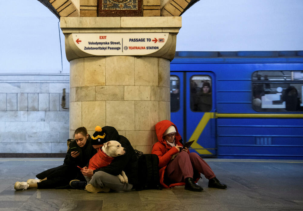 Građani Kijeva juče u stanici podzemne željeznice tokom ruskih raketnih napada