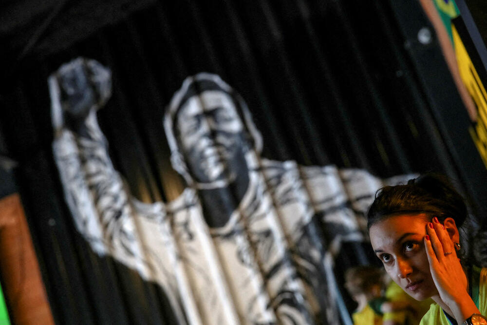 <p>Večeras je u 83. godini preminuo Pele, čuveni Brazilac, trostruki prvak svijeta, jedan od najvećih fudbalera u istoriji.</p>