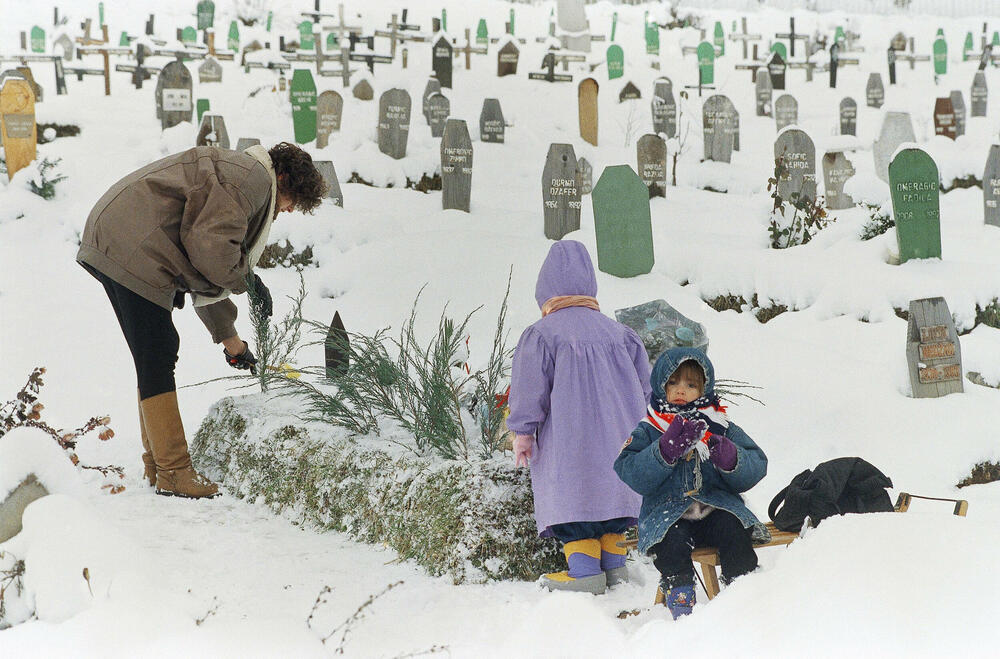 Fatima Ramić na grobu osmogodišnjeg sina koje je umro tokom opsade Sarajeva 