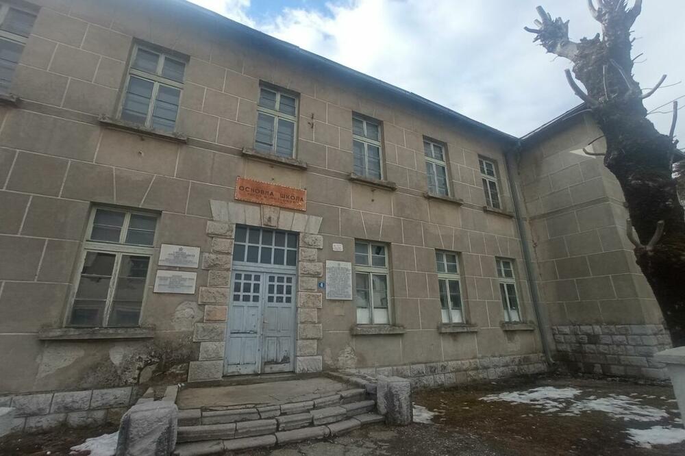 Stara škola bila opasna za prolaznike, Foto: Dragana Šćepanović