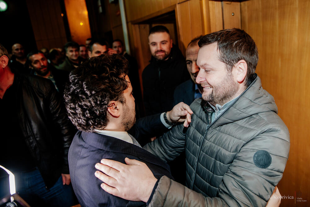 <p>"Kada se spoje Željezara i EPCG ostvarićemo sjajne rezultate", rekao je Đukanović radnicima u prostorijama Željezare</p>