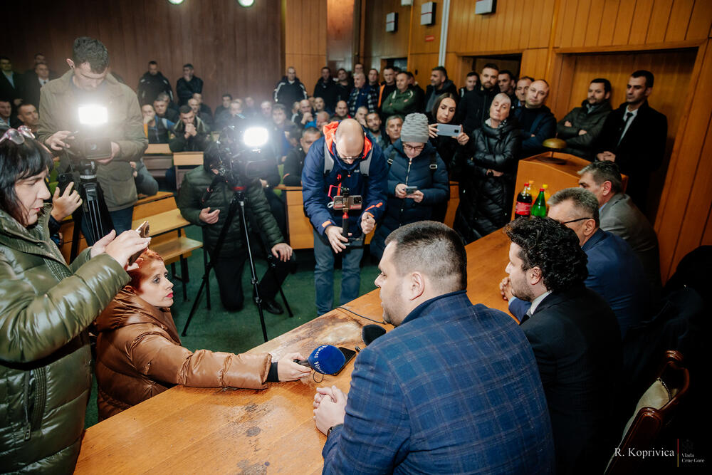 <p>"Kada se spoje Željezara i EPCG ostvarićemo sjajne rezultate", rekao je Đukanović radnicima u prostorijama Željezare</p>