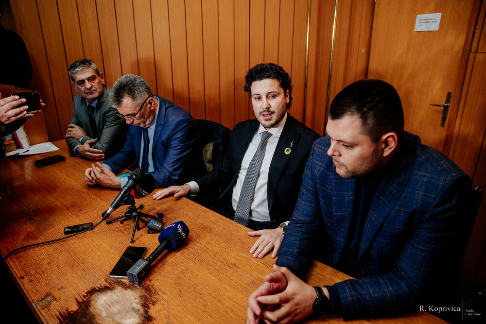 <p>"Kada se spoje Željezara i EPCG ostvarićemo sjajne rezultate", rekao je Đukanović radnicima u prostorijama Željezare</p>