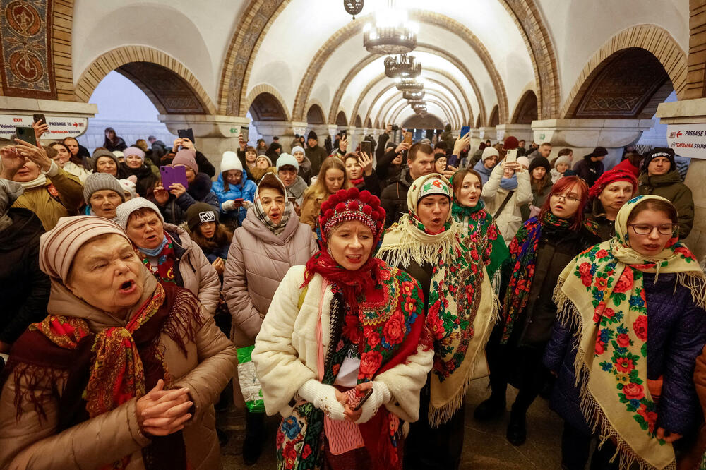Stanovnici Kijeva pjevaju božićne pjesme u metrou dok je u toku uzbuna za napad iz vazduha, Foto: Rojters