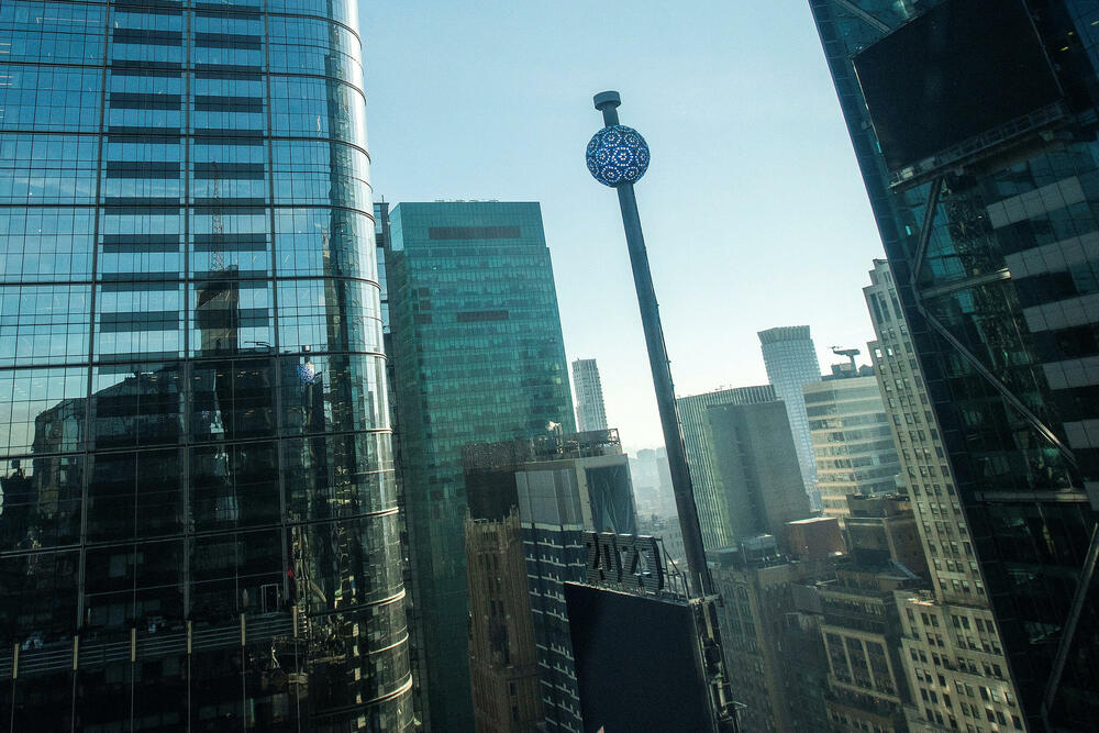 <p>Čuvena kugla, prečnika većeg od tri i po metra, ima 32.256 LED lampica i pokrivena je sa 2.688 Waterford kristalnih trouglova</p>