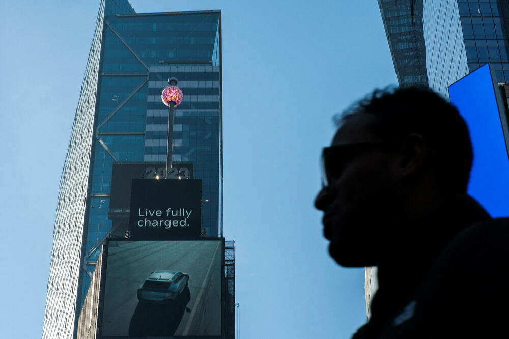 <p>Čuvena kugla, prečnika većeg od tri i po metra, ima 32.256 LED lampica i pokrivena je sa 2.688 Waterford kristalnih trouglova</p>