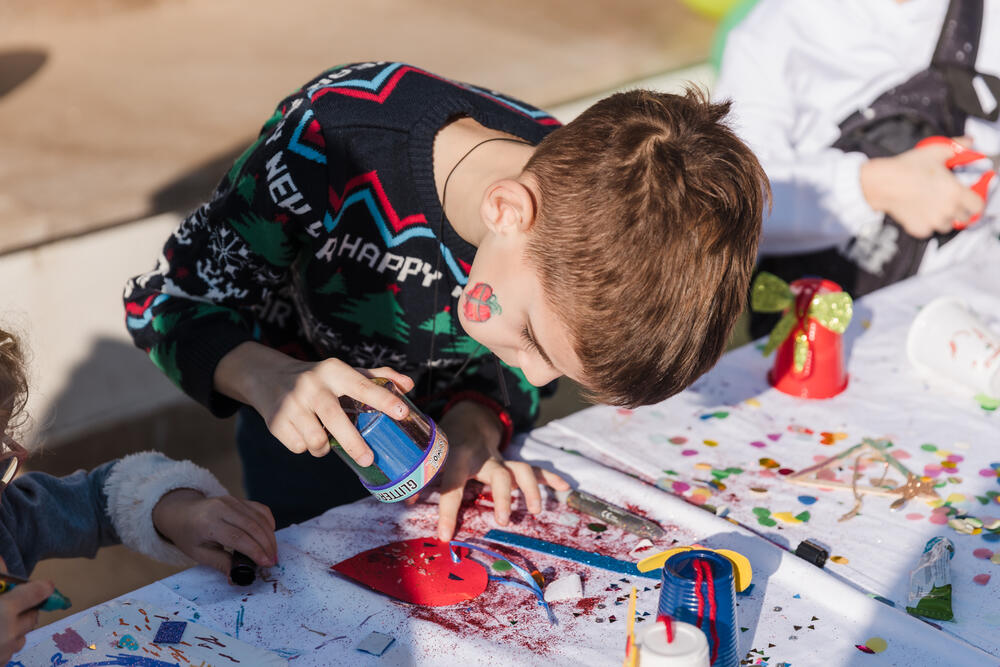 <p>Na trgu ispred zgrade Opštine Herceg Novi nastupilo više od 400 djece iz Herceg Novog</p>