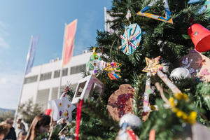 Pogledajte kako su se mališani proveli na novogodišnjim programima...