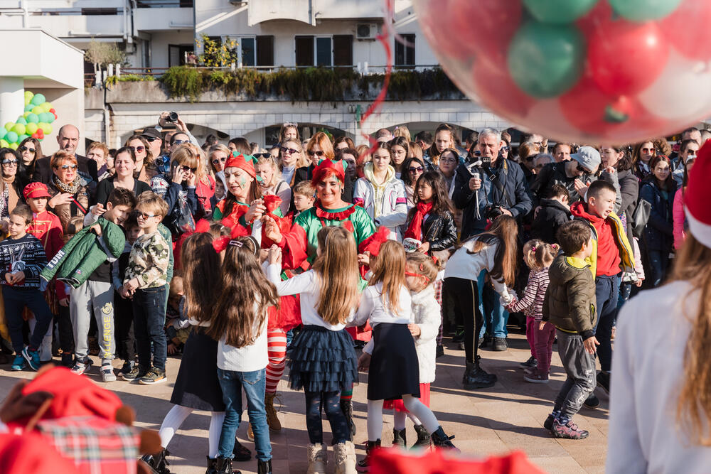 <p>Na trgu ispred zgrade Opštine Herceg Novi nastupilo više od 400 djece iz Herceg Novog</p>