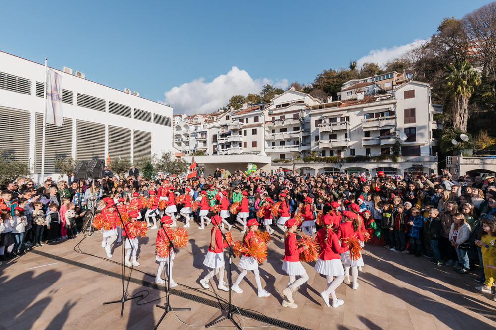 <p>Na trgu ispred zgrade Opštine Herceg Novi nastupilo više od 400 djece iz Herceg Novog</p>