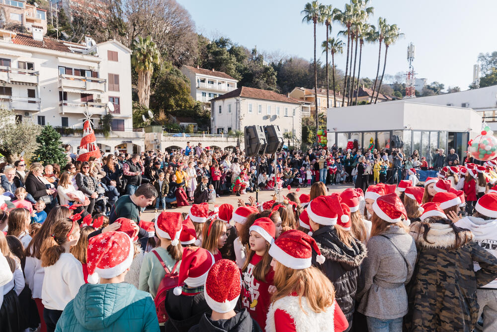 <p>Na trgu ispred zgrade Opštine Herceg Novi nastupilo više od 400 djece iz Herceg Novog</p>