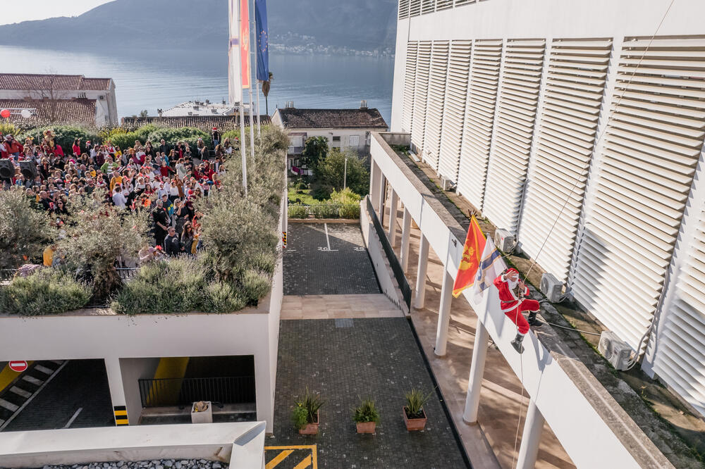 <p>Na trgu ispred zgrade Opštine Herceg Novi nastupilo više od 400 djece iz Herceg Novog</p>