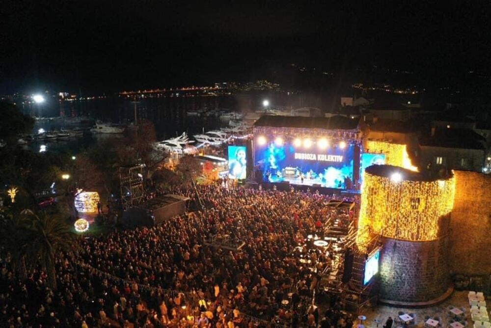 <p>Iz TO Budva "Vijestima" je nezvanično rečeno da se tačan broj gostiju ne može precizno reći jer nijesu uračunati gosti iz susjednih gradova i cijele Crne Gore kojih je bilo više desetina hiljada</p>  <div contenteditable="false" tabindex="-1"> </div>