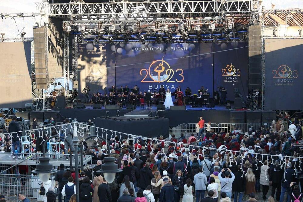 <p>Iz TO Budva "Vijestima" je nezvanično rečeno da se tačan broj gostiju ne može precizno reći jer nijesu uračunati gosti iz susjednih gradova i cijele Crne Gore kojih je bilo više desetina hiljada</p>  <div contenteditable="false" tabindex="-1"> </div>