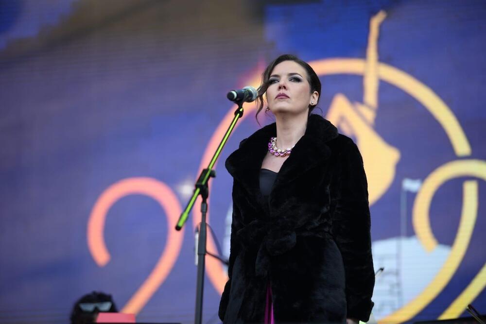 <p>Iz TO Budva "Vijestima" je nezvanično rečeno da se tačan broj gostiju ne može precizno reći jer nijesu uračunati gosti iz susjednih gradova i cijele Crne Gore kojih je bilo više desetina hiljada</p>  <div contenteditable="false" tabindex="-1"> </div>