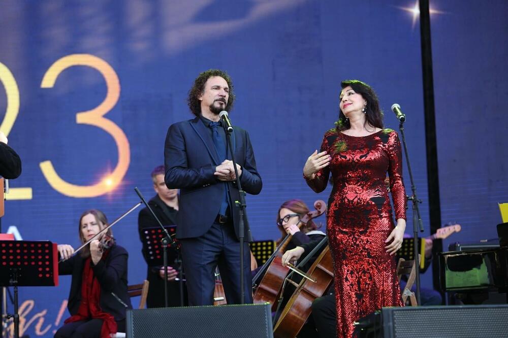 <p>Iz TO Budva "Vijestima" je nezvanično rečeno da se tačan broj gostiju ne može precizno reći jer nijesu uračunati gosti iz susjednih gradova i cijele Crne Gore kojih je bilo više desetina hiljada</p>  <div contenteditable="false" tabindex="-1"> </div>