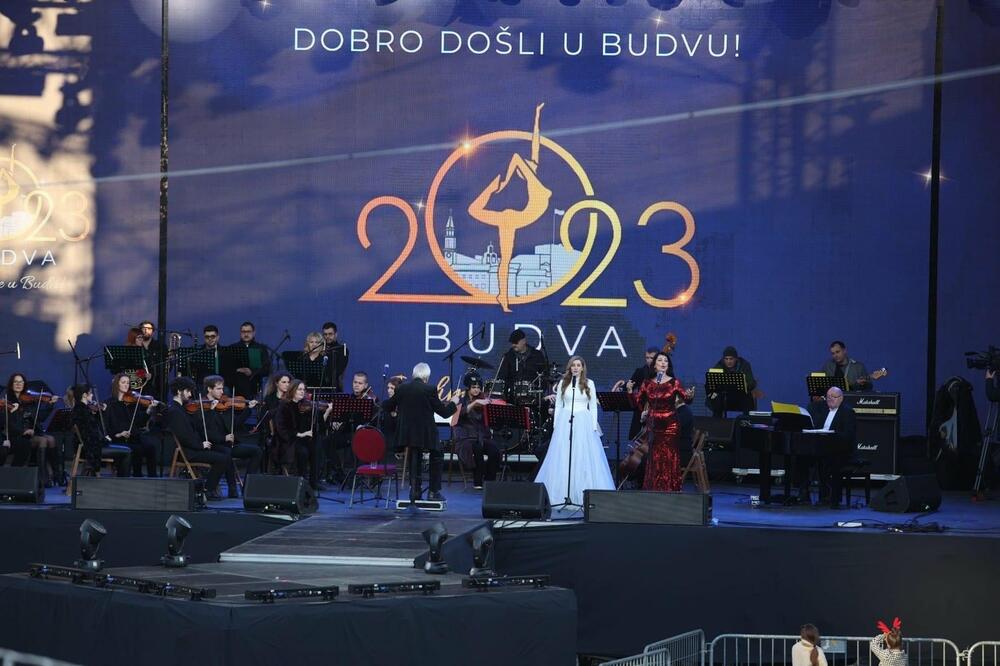 <p>Iz TO Budva "Vijestima" je nezvanično rečeno da se tačan broj gostiju ne može precizno reći jer nijesu uračunati gosti iz susjednih gradova i cijele Crne Gore kojih je bilo više desetina hiljada</p>  <div contenteditable="false" tabindex="-1"> </div>