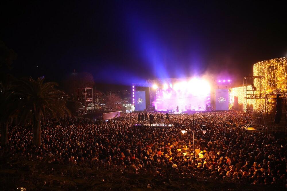 <p>Iz TO Budva "Vijestima" je nezvanično rečeno da se tačan broj gostiju ne može precizno reći jer nijesu uračunati gosti iz susjednih gradova i cijele Crne Gore kojih je bilo više desetina hiljada</p>  <div contenteditable="false" tabindex="-1"> </div>