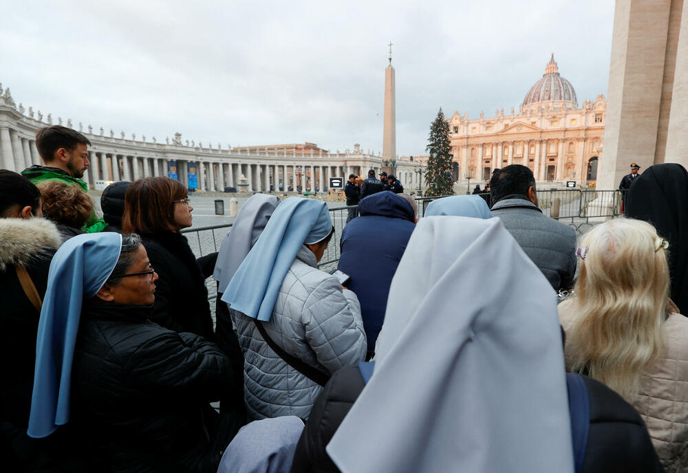 <p>Bezbjednosni zvaničnici očekuju da će danas prvog dana najmanje 25.000 ljudi proći pored tijela pape Benedikta</p>