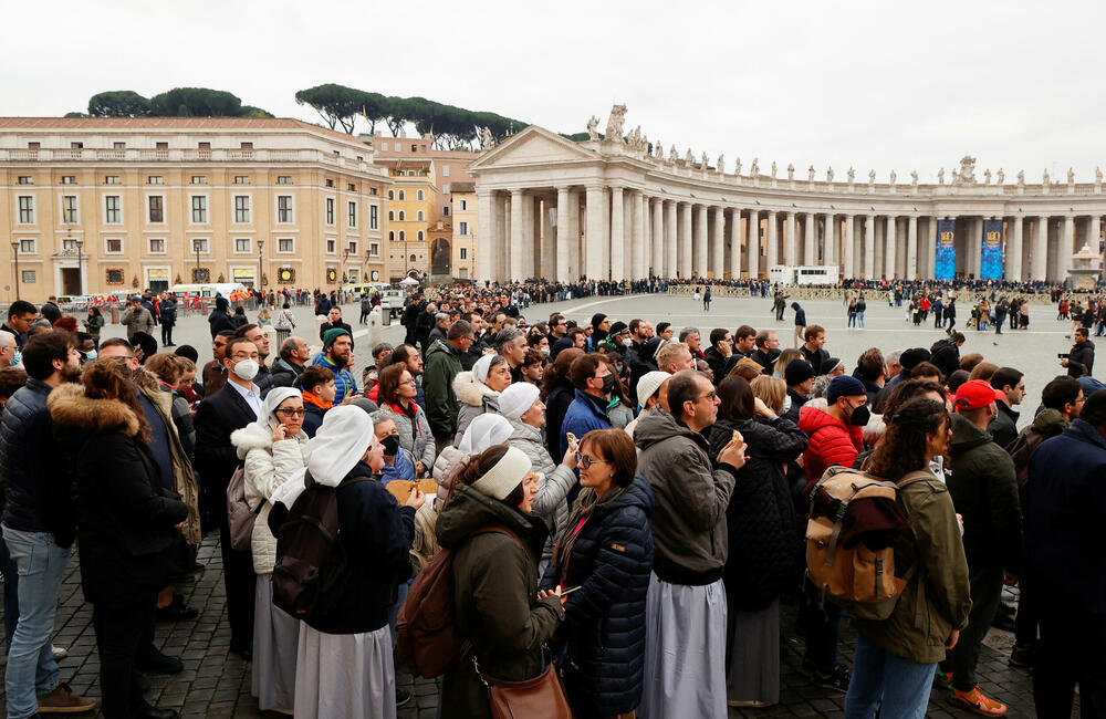 <p>Bezbjednosni zvaničnici očekuju da će danas prvog dana najmanje 25.000 ljudi proći pored tijela pape Benedikta</p>
