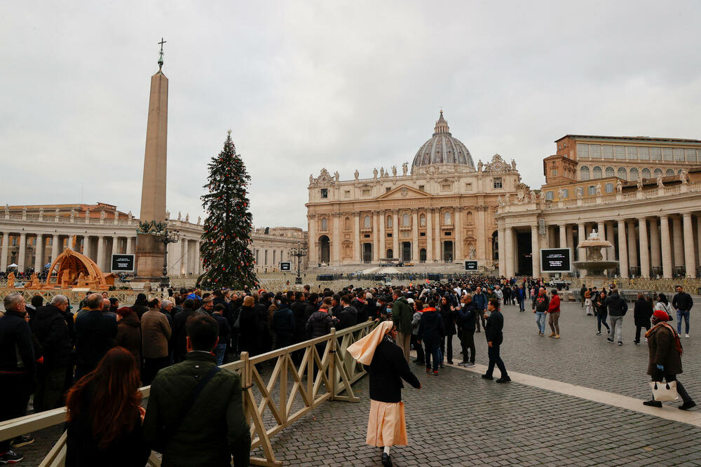 <p>Bezbjednosni zvaničnici očekuju da će danas prvog dana najmanje 25.000 ljudi proći pored tijela pape Benedikta</p>