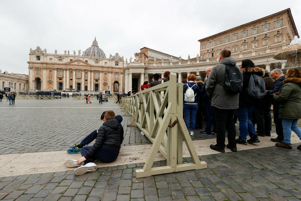 <p>Bezbjednosni zvaničnici očekuju da će danas prvog dana najmanje 25.000 ljudi proći pored tijela pape Benedikta</p>