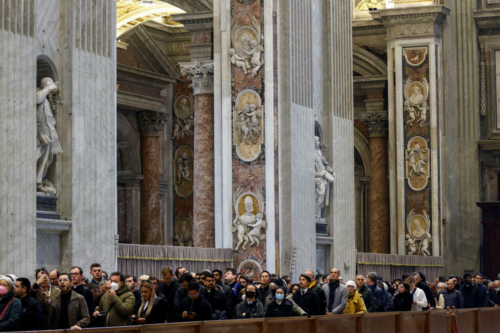 <p>Bezbjednosni zvaničnici očekuju da će danas prvog dana najmanje 25.000 ljudi proći pored tijela pape Benedikta</p>