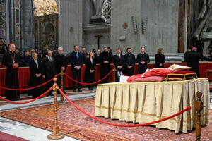 Vjernici odaju počast papi Benediktu XVI u bazilici Svetog Petra