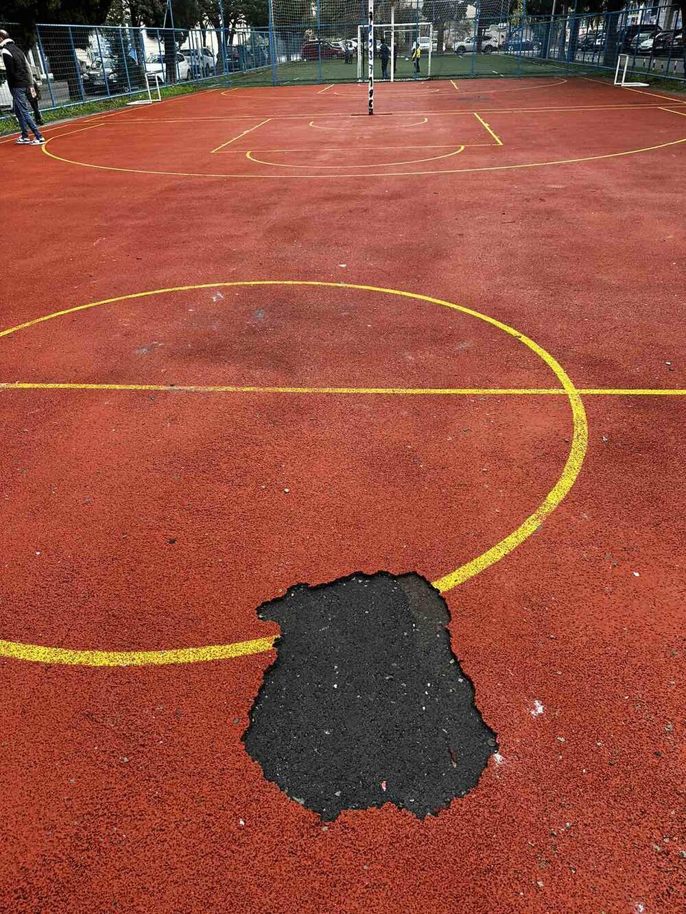 <p>Koliko je razorna moć pedardi, može se vidjeti i na primjeru igrališta u dvorištu stambenih zgrada na Bulevaru Svetog Petra Cetinjskog</p>