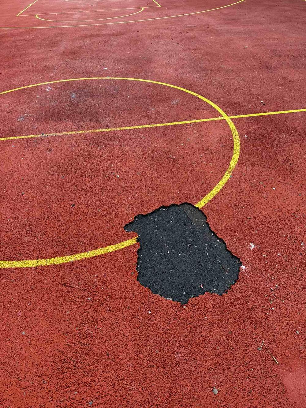 <p>Koliko je razorna moć pedardi, može se vidjeti i na primjeru igrališta u dvorištu stambenih zgrada na Bulevaru Svetog Petra Cetinjskog</p>