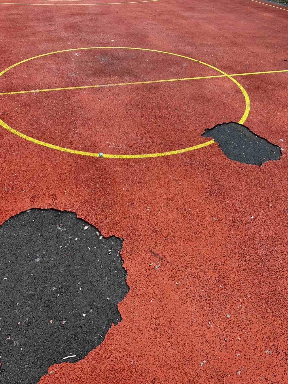 <p>Koliko je razorna moć pedardi, može se vidjeti i na primjeru igrališta u dvorištu stambenih zgrada na Bulevaru Svetog Petra Cetinjskog</p>