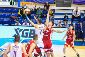 Mornar potonuo u posljednjoj četvrtini, Frejžer umalo oborio...