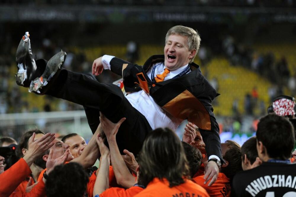 Vlasnik fudbalskog kluba Šahtjor Donjeck Rinat Ahmetov na rukama igrača, Foto: Getty Images