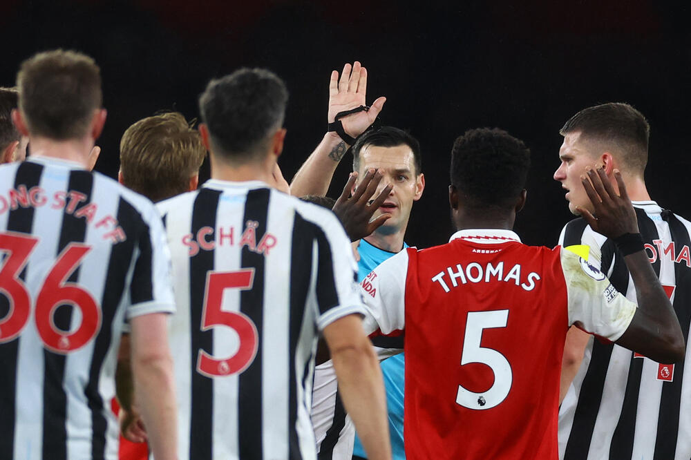 Igrači su opklolili sudiju Endrjua Madlija nakon sporne situacije u 95. minutu, Foto: Reuters/Paul Childs