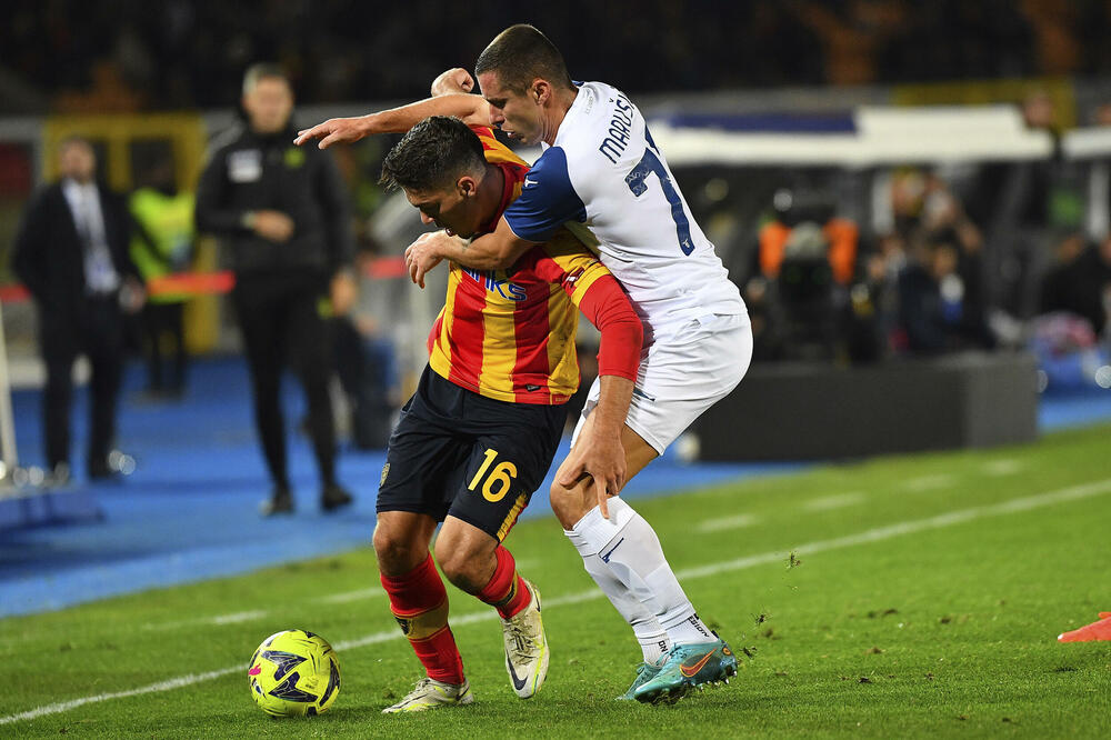 Adam Marušić u duelu sa Hoanom Gonsalesom iz Lećea, Foto: Giovanni Evangelista/LaPresse via AP